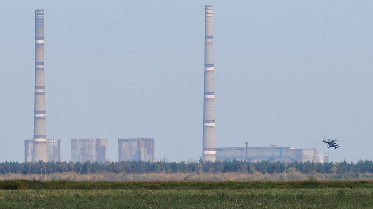 Власти Энергодара сообщили о попадании снаряда в трубу ТЭС — РБК