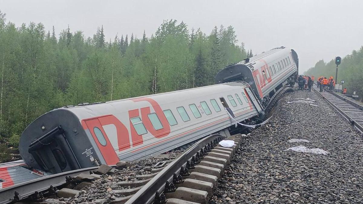 Проводник сошедшего поезда в Коми рассказал о первых минутах после аварии —  РБК