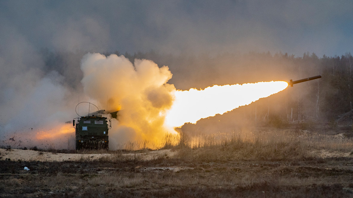 В ЛНР сообщили об обстреле Перевальска из американской РСЗО HIMARS — РБК