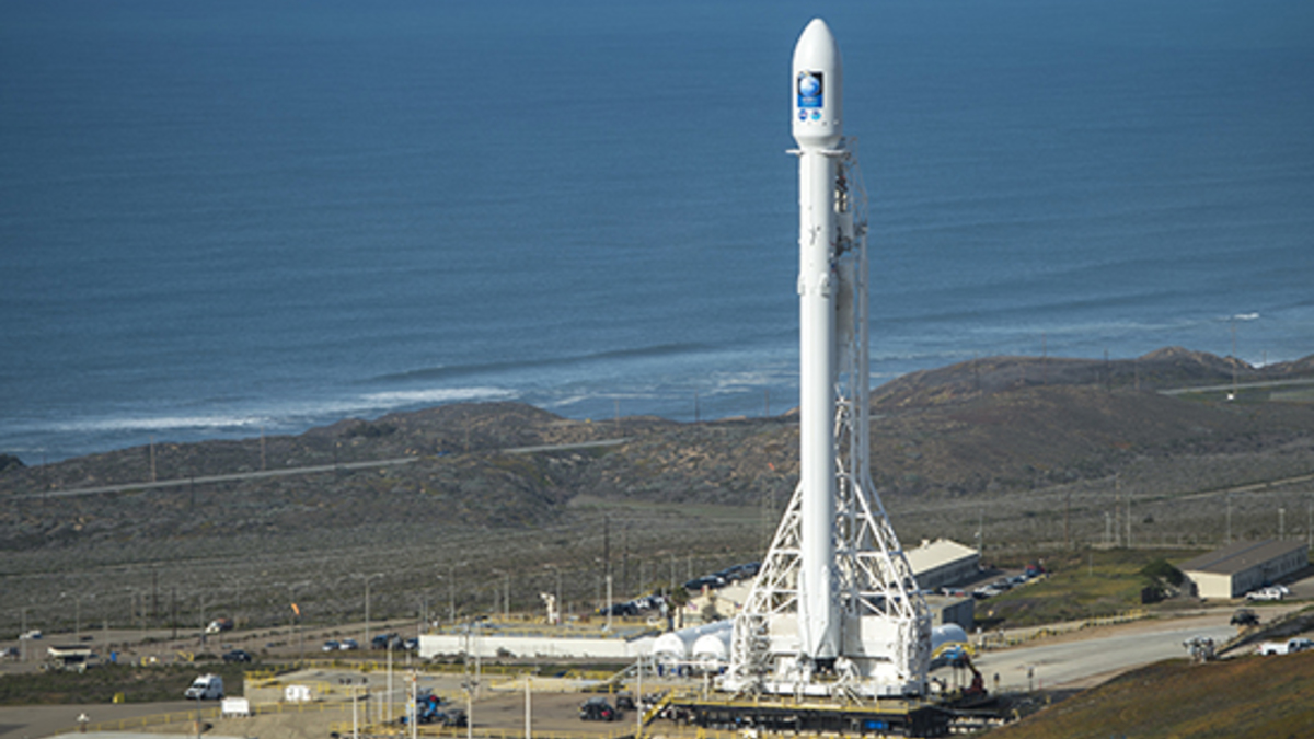 Ракета-носитель Falcon 9 со спутником Jason-3 на базе ВВС США Ванденберг в Калифорнии, США