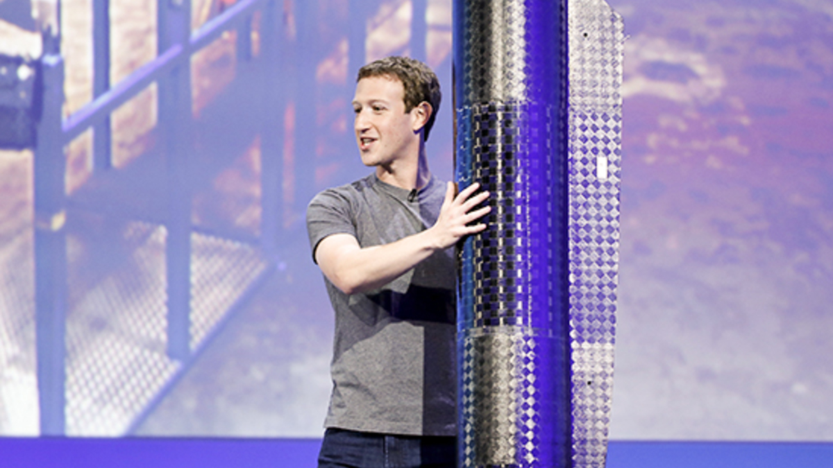 Основатель Facebook Марк Цукерберг с элементом пропеллера беспилотного самолета на солнечных батареях Aquila