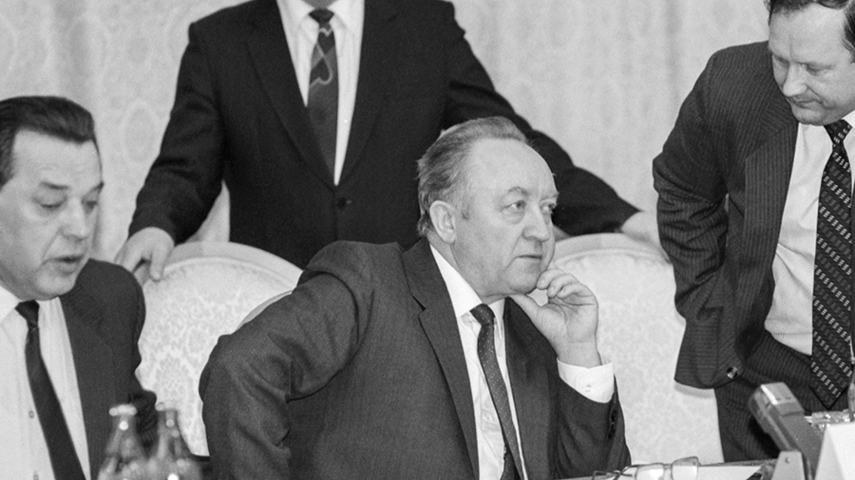 На выборах 1994 года Кебич был кандидатом от власти: он возглавлял Совет министров Белорусской ССР, а потом и независимой Белоруссии. Именно он вместе с главой белорусского Верховного совета Станиславом Шушкевичем подписывал беловежское соглашение (о создании СНГ и прекращении существования СССР. — РБК) от имени республики. Кебич уступил Лукашенко во втором туре выборов, набрав чуть больше 14% голосов (Лукашенко получил поддержку 80% граждан).
В 1996 году Кебич признал итоги референдума об изменении белорусской Конституции, благодаря которому были существенно расширены права президента, а срок пребывания Лукашенко в должности обнулялся. С этого же года Кебич стал депутатом нового органа законодательной власти — палаты представителей Национального собрания Белоруссии