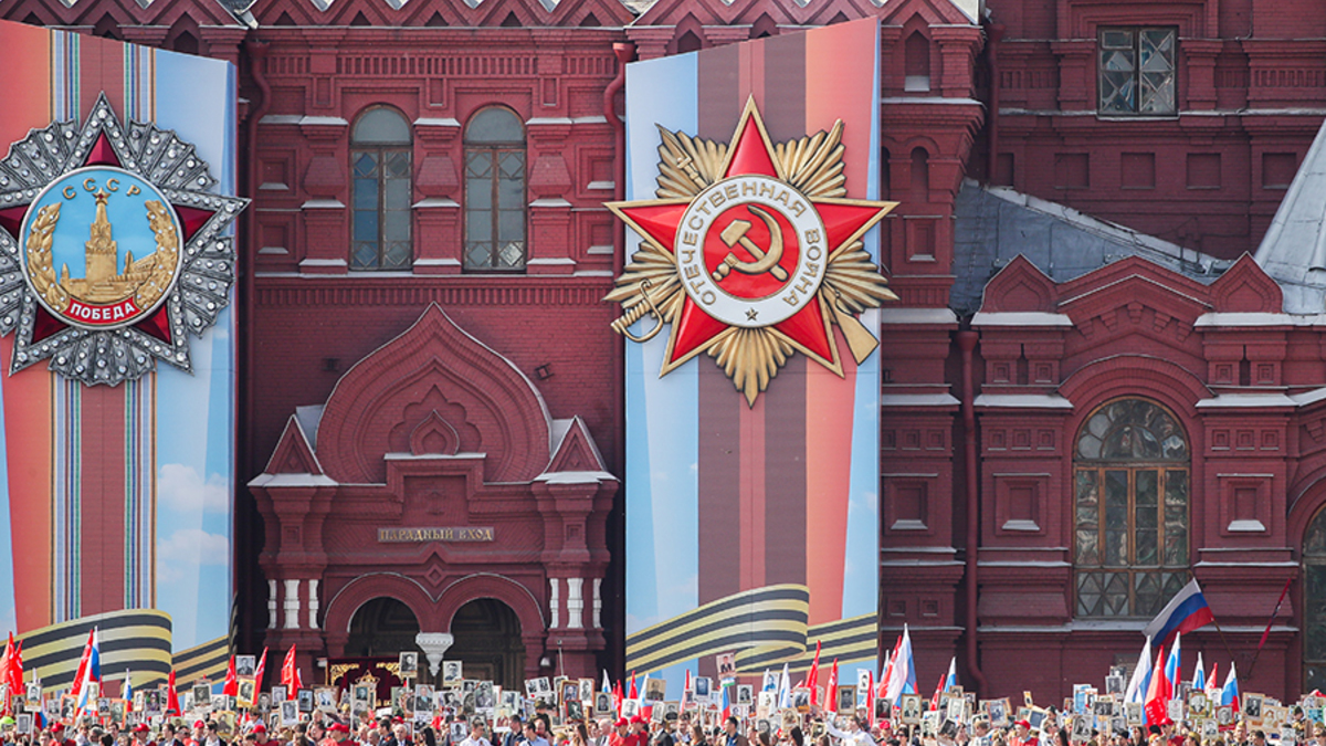 Участники акции памяти &laquo;Бессмертный полк&raquo; на Красной площади во время шествия в День Победы