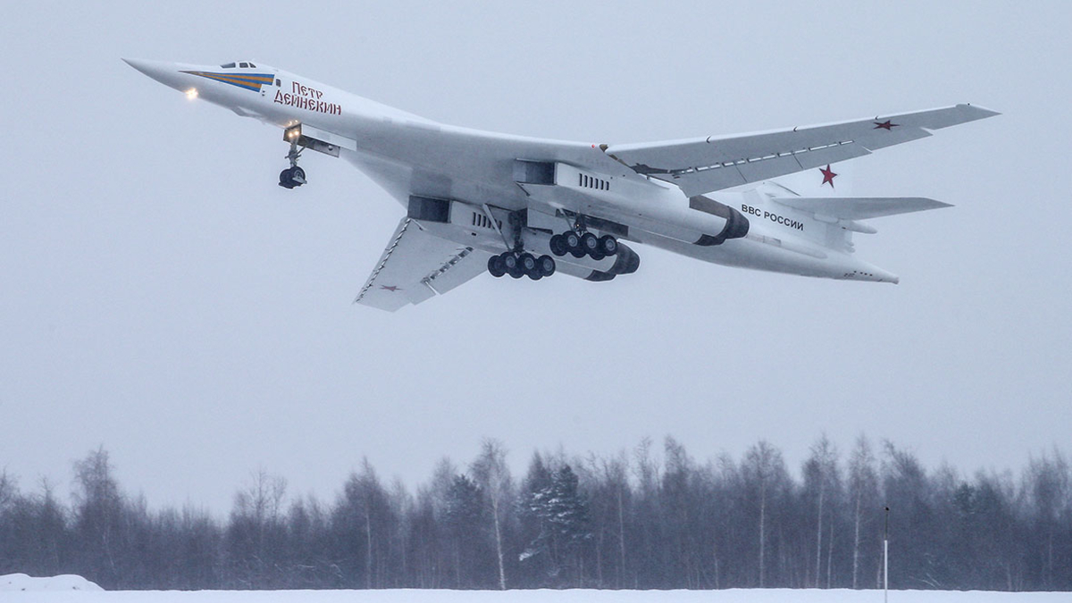 Бомбардировщик Ту-160М совершил первый испытательный полет — РБК