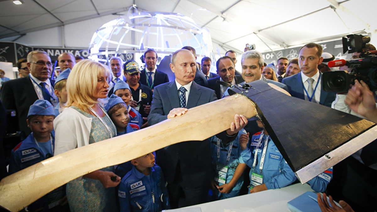 Президент РФ Владимир Путин во время посещения павильона фестиваля «От винта» на Международном авиационно-космическом салоне (МАКС-2015) в Жуковском