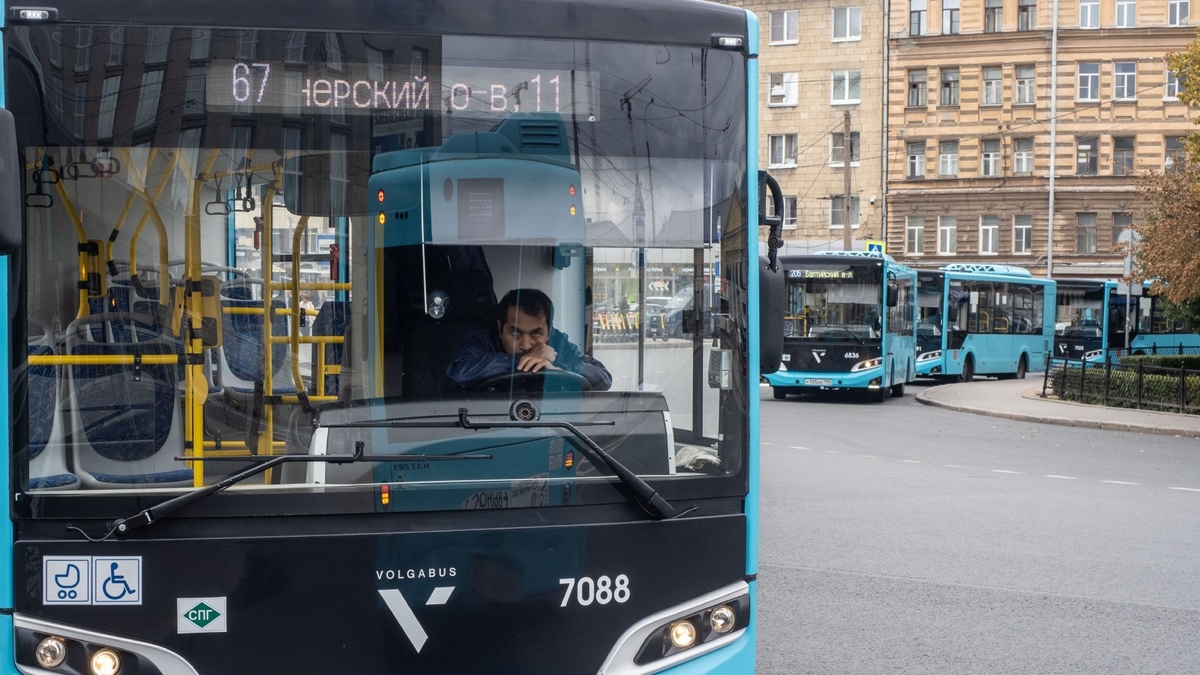 В Петербурге усилили и скорректировали автобусные маршруты — РБК