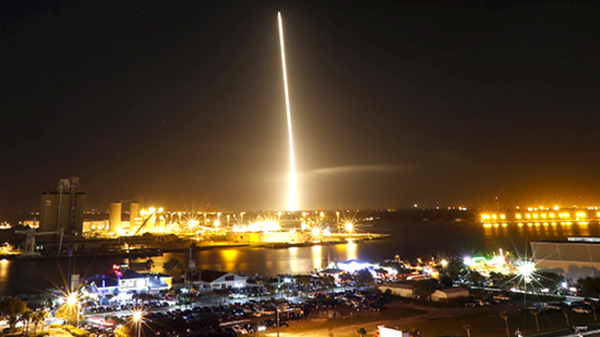 Запуск ракеты-носителя Falcon 9 компании SpaceX на мысе Канаверал, США