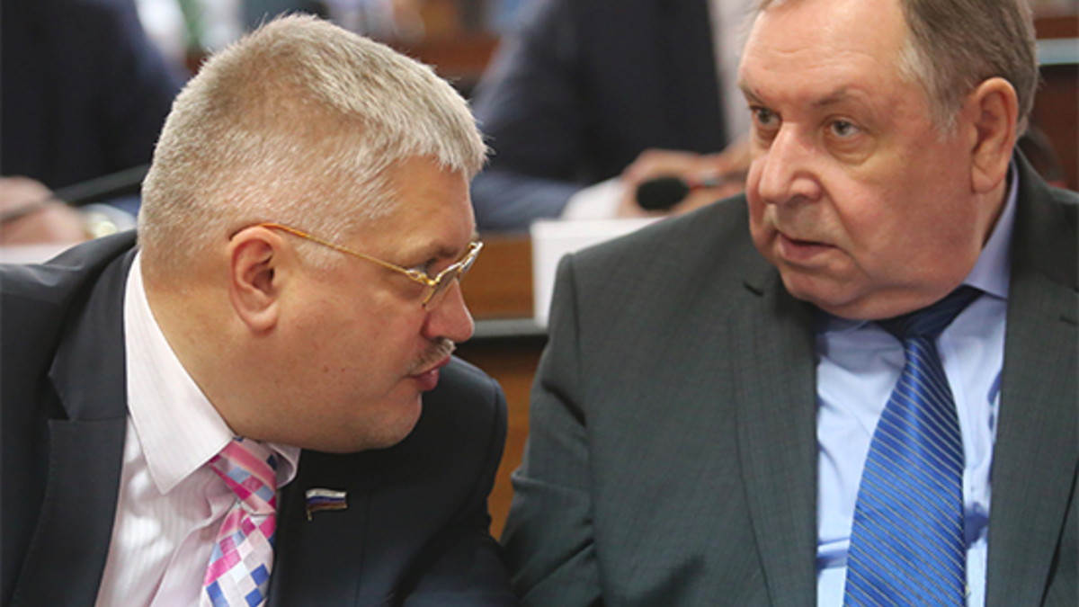 Депутат Александр Котельников (слева) на заседании городской думы Нижнего Новгорода