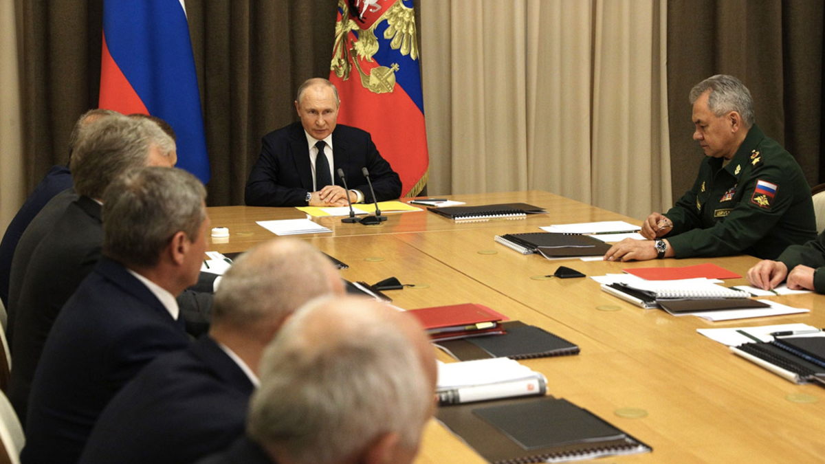 Владимир Путин во время совещания с руководством Министерства обороны и представителями оборонно-промышленного комплекса