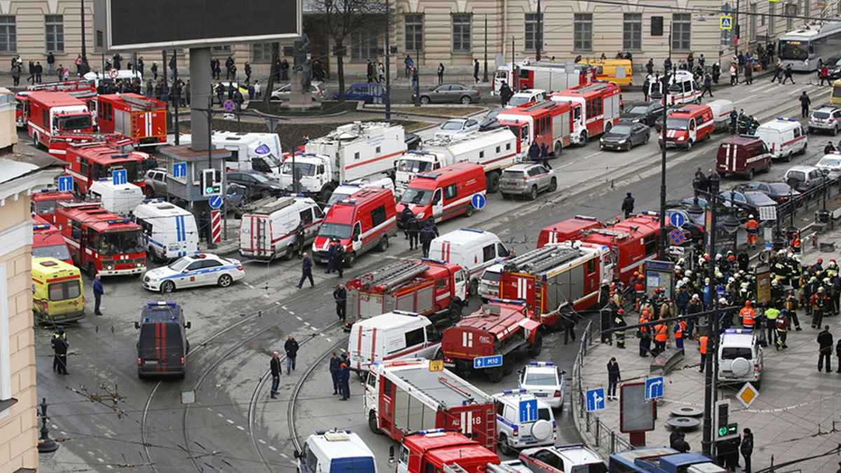 При взрыве в петербургском метро 11 человек погибло. Пострадавших - 51 человек, личности четверых до сих пор не установлены. 