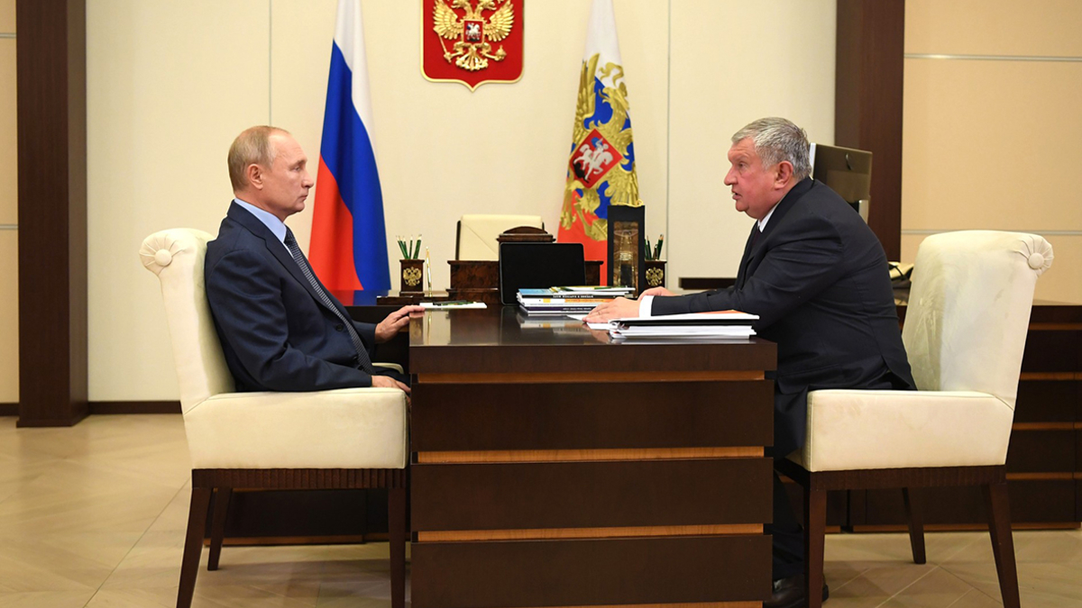 Владимир Путин и Игорь Сечин (слева направо)