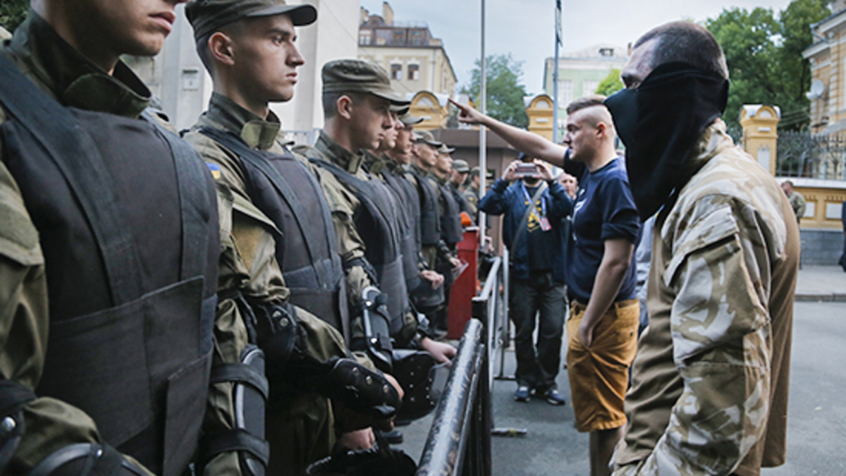 Сторонники «Правого сектора» (справа) во время митинга в Киеве