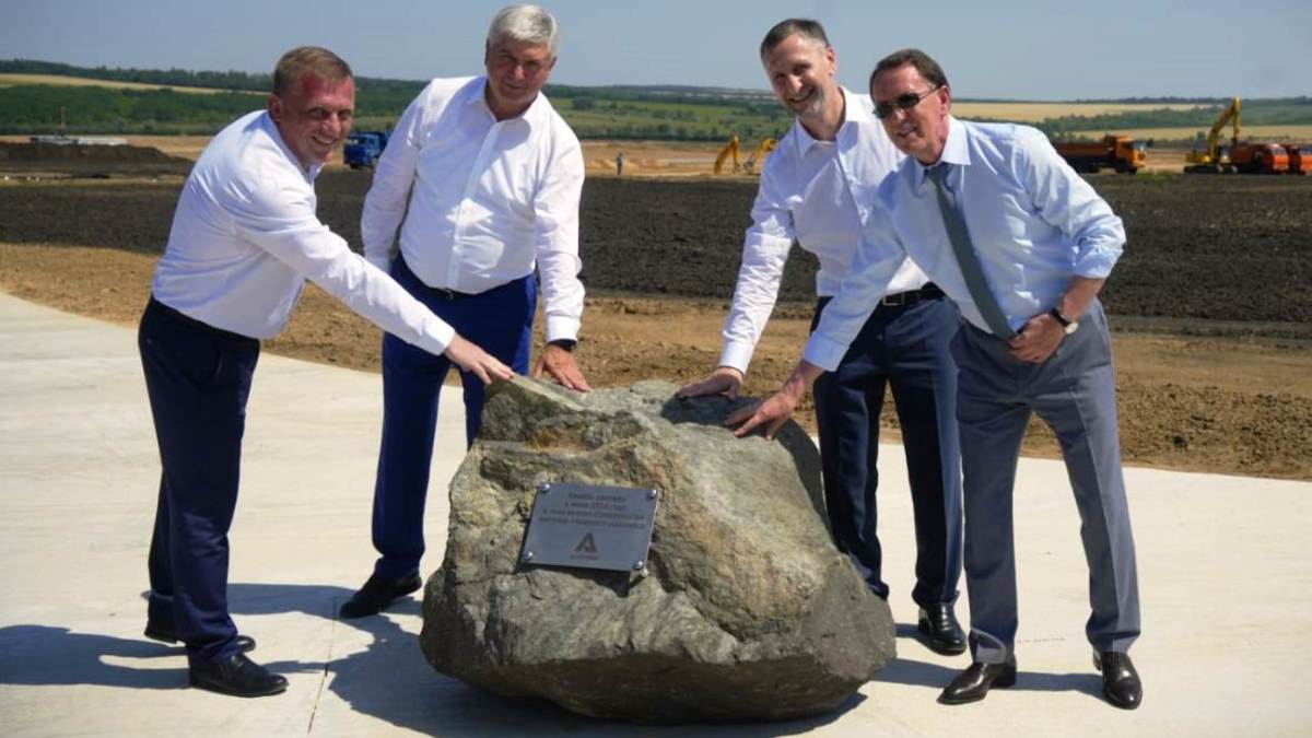 Глава Верхнемамонского муниципального района Олег Михайлусов, губернатор Воронежской области Александр Гусев, председатель совета директоров ГК «Агроэко» Владимир Маслов, заместитель председателя Государственной думы РФ Алексей Гордеев (Фото: пресс-служба ГК «Агроэко»)