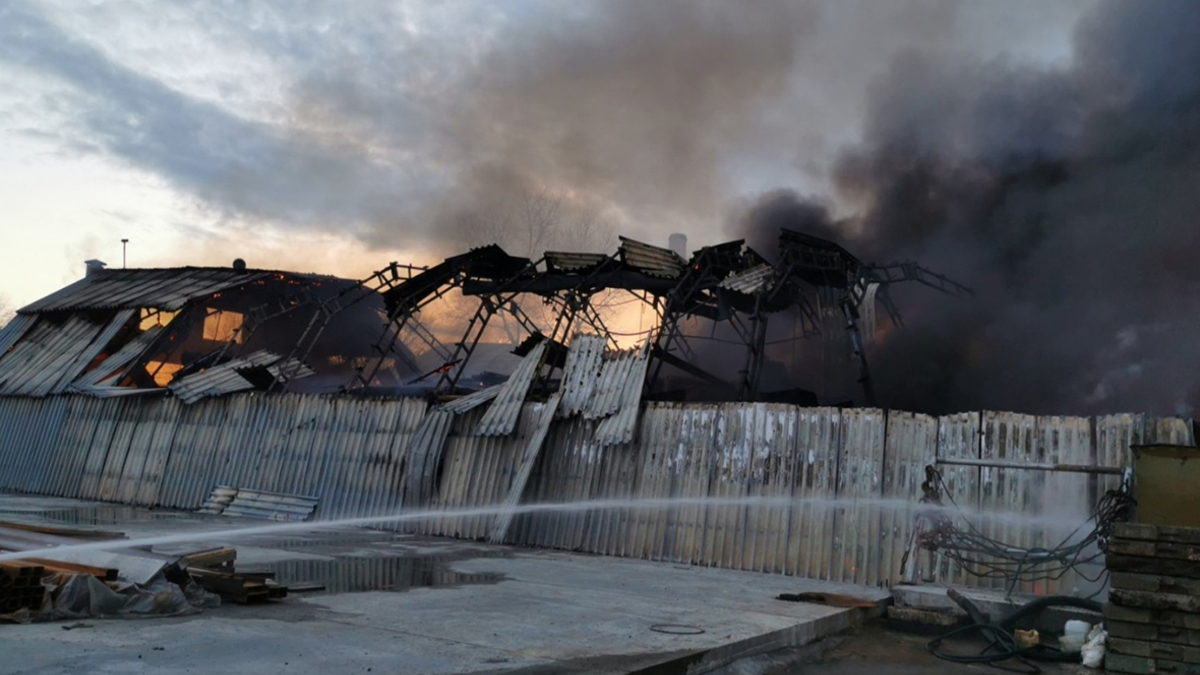 В ангарах в Самарской области произошел пожар на площади 1,2 тыс. кв. м —  РБК