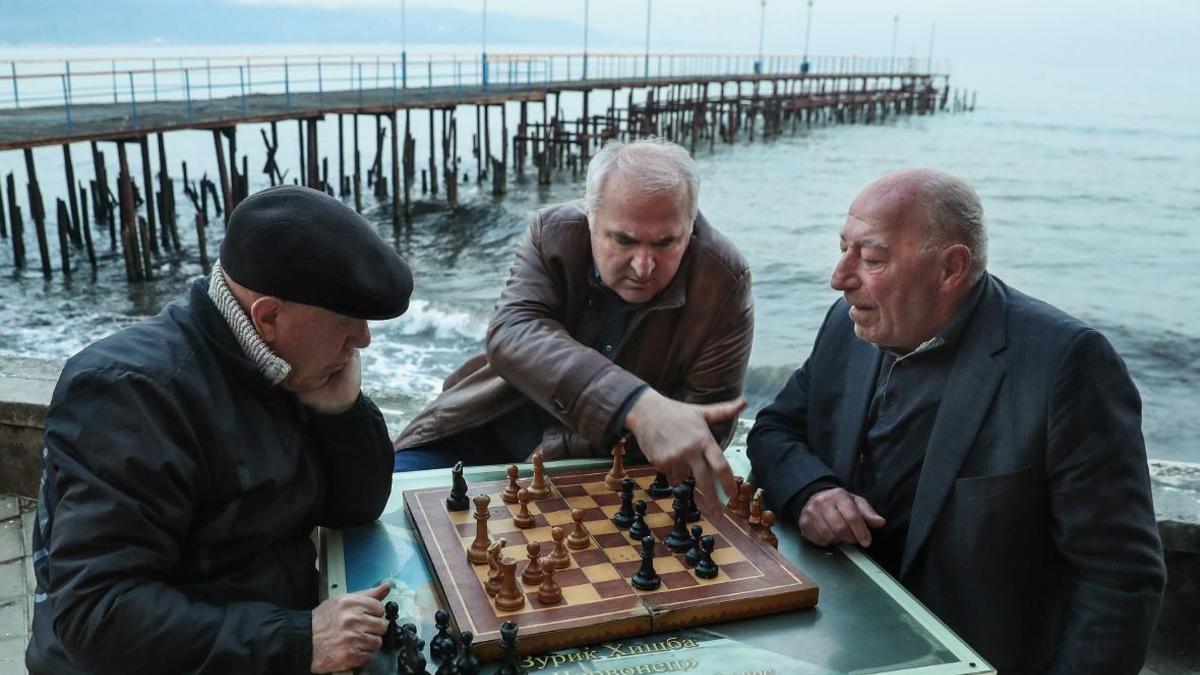 Игроки в шахматы на городской набережной, Сухум, Абхазия