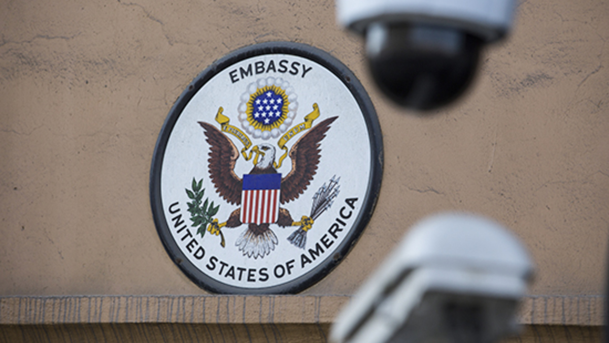 Герб США на&nbsp;здании посольства Соединенных Штатов Америки

