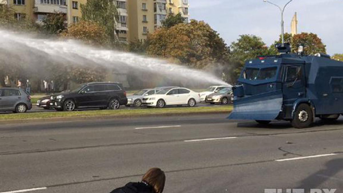 В Минске силовики применили водометы для разгона протестующих — РБК