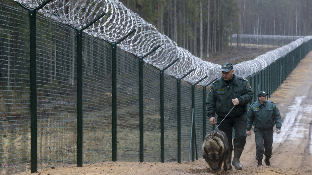 В Латвии построили 93-километровый забор на границе с Россией — РБК