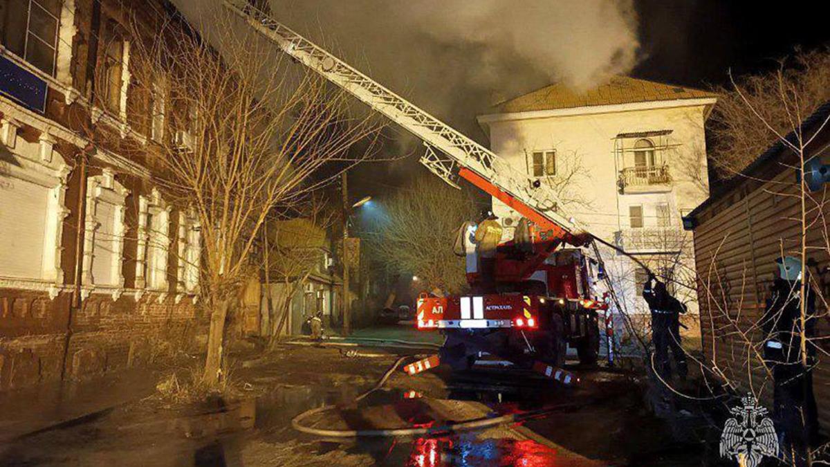 В Астрахани пожару в жилом доме присвоили повышенный ранг — РБК