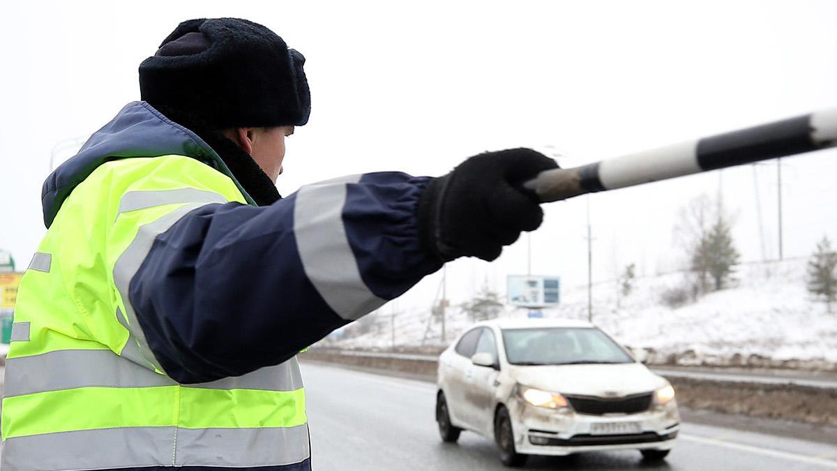 На трассе М-12 «Восток» инспекторы ГИБДД начали ловить машины с  залепленными номерами :: Autonews