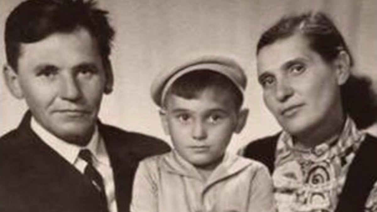 Сергей Витауто Пускепалис родился 15 апреля 1966 года в Курске в интернациональной семье. Его отец — литовец, а мать — болгарка. В 1980 году переехал с семьей в Саратов