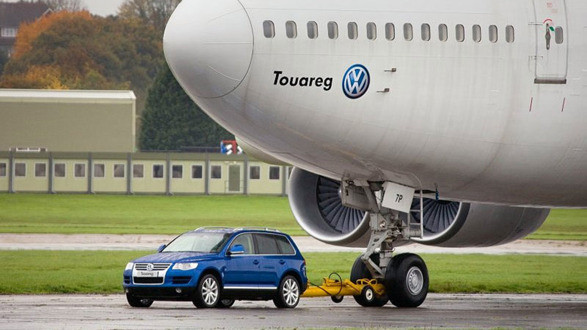 Volkswagen Touareg протащил Boeing 747 весом 155 тонн :: Autonews