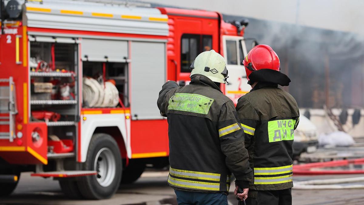 При тушении пожара после обстрела Донецка погибли два сотрудника МЧС — РБК