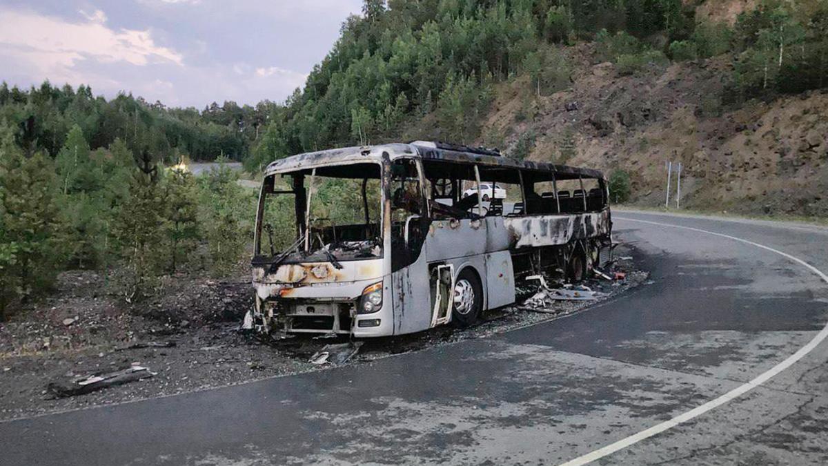 Пассажирский автобус загорелся на ходу на трассе в Башкирии — РБК