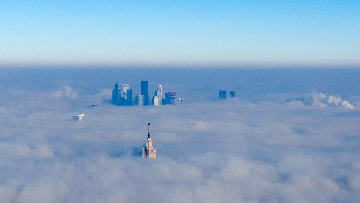 МГУ и «Москва-Сити» в тумане. Фотография дня — РБК