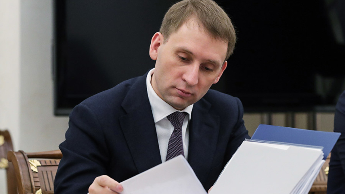 25 июня спикер Совета Федерации Валентина Матвиенко раскритиковала работу Минвостокразвития. На заседании верхней палаты парламента она попросила главу ведомства Александра Козлова не превращать министерство в совнархоз, который занимается тем, что собирает заявки с регионов. Она указала, что нужно не заниматься расчетами, а обеспечить рывок в развитии Дальнего Востока. «Вы год уже министр (Александр Козлов возглавил Минвостокразвития в 2018 году, до этого он руководил Амурской областью. — РБК). Без обид, у нас товарищеский разговор, но такое ощущение, что Минвостокразвития выключили информационно. Вообще нет информации, <…> какие решения принимаются», — сказала Матвиенко.
Кроме того, она обратила внимание на программу «Дальневосточный гектар»: «Хотелось бы узнать, была это пиар-акция или все-таки серьезный инструмент привлечения на Дальний Восток?»