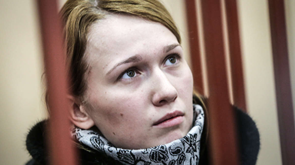 Диспетчер-стажер аэропорта Внуково Светлана Кривсун перед рассмотрением ходатайства следствия об аресте по подозрению в халатности, повлекшей падение самолета в аэропорту, в Басманном суде