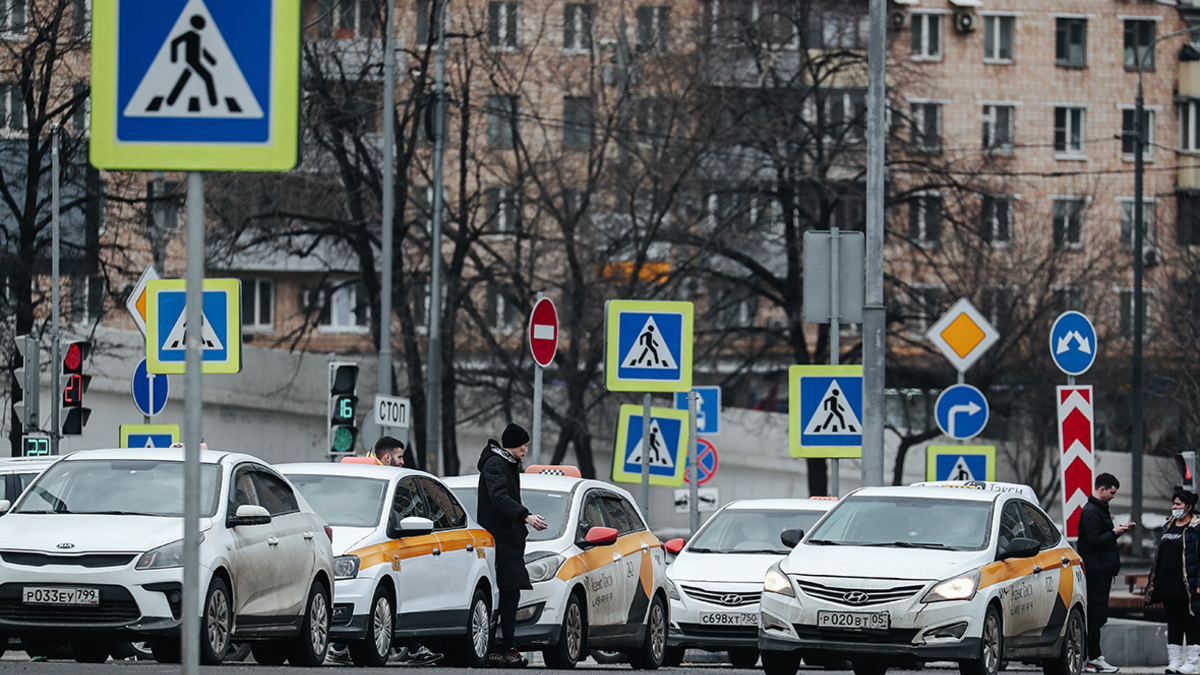 Эксперты сравнили цены агрегаторов такси в разные дни недели — РБК