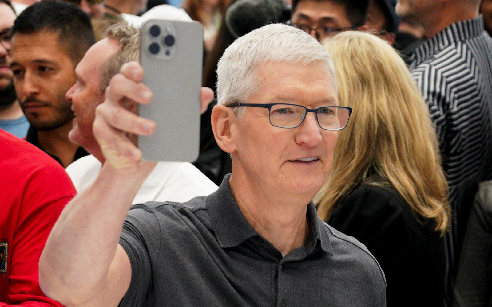 Генеральный директор Apple Тим Кук c iPhone 15 Pro на презентации&nbsp;в штаб-квартире компании в Купертино, Калифорния, США, 12 сентября 2023 года