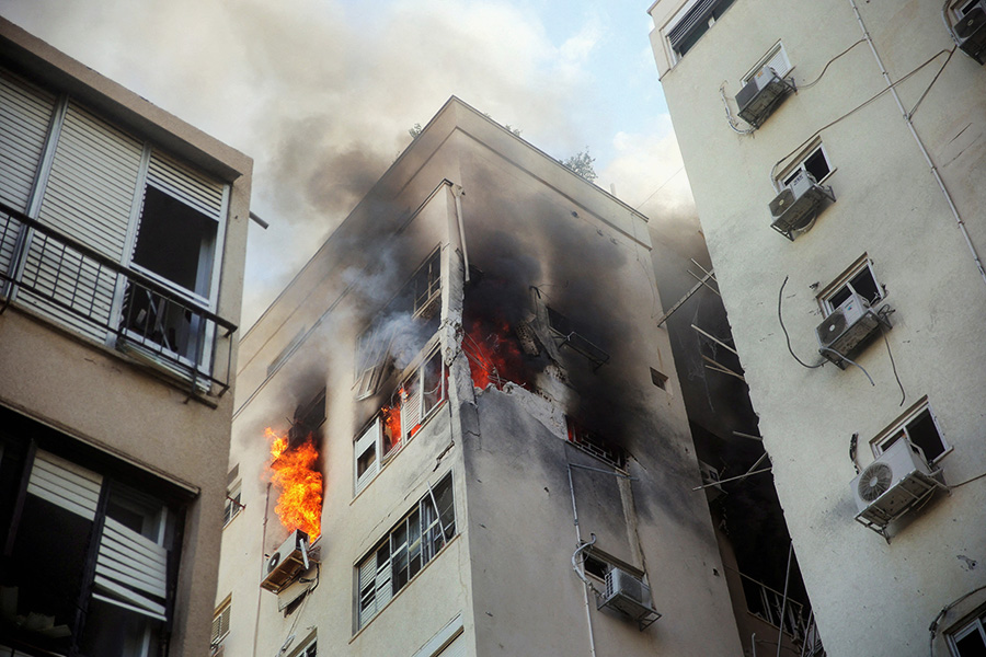 Пожар в жилом здании в Тель-Авиве после ракетного обстрела ХАМАса.