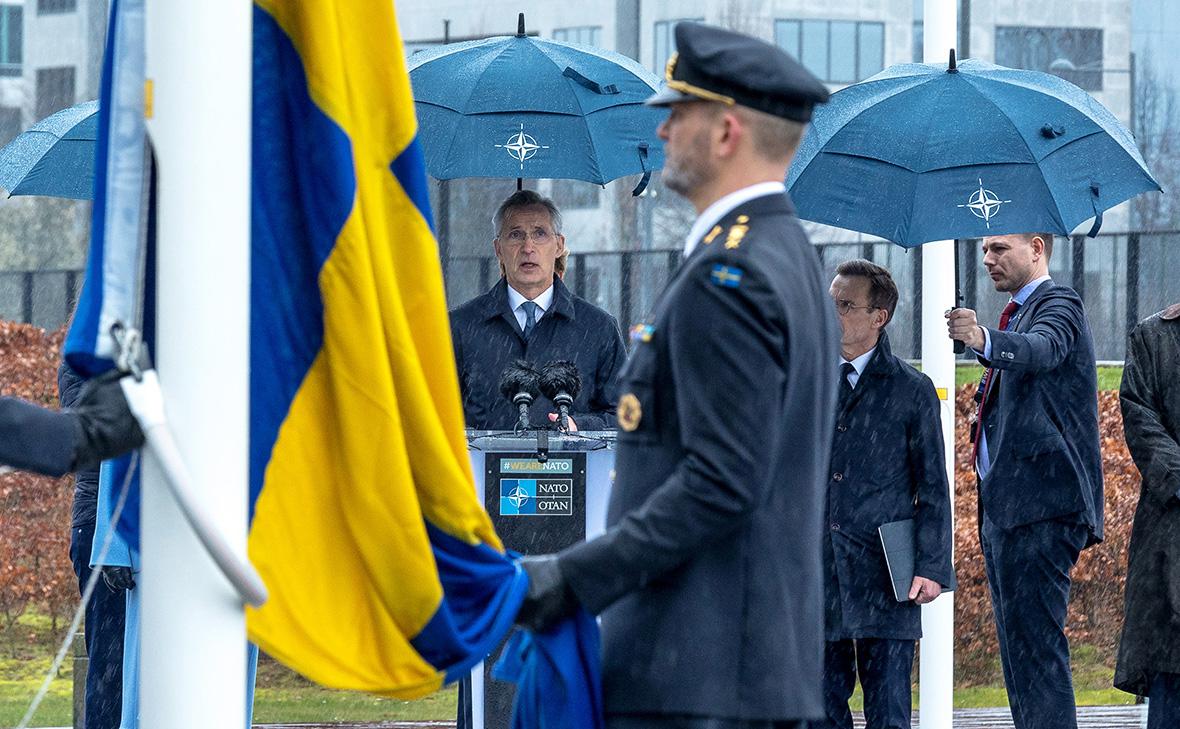 Генеральный секретарь НАТО Йенс Столтенберг выступает&nbsp;во время церемонии поднятия флага в честь вступления Швеции в НАТО