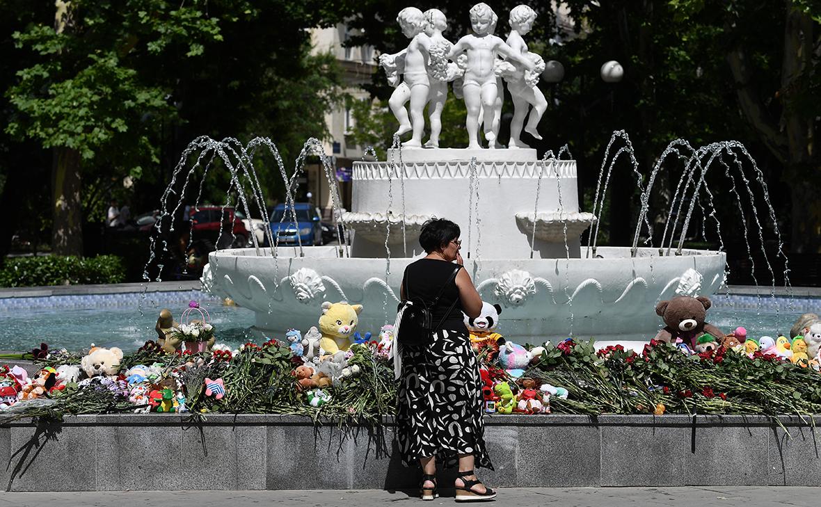 Женщина возле стихийного мемориала в Севастополе