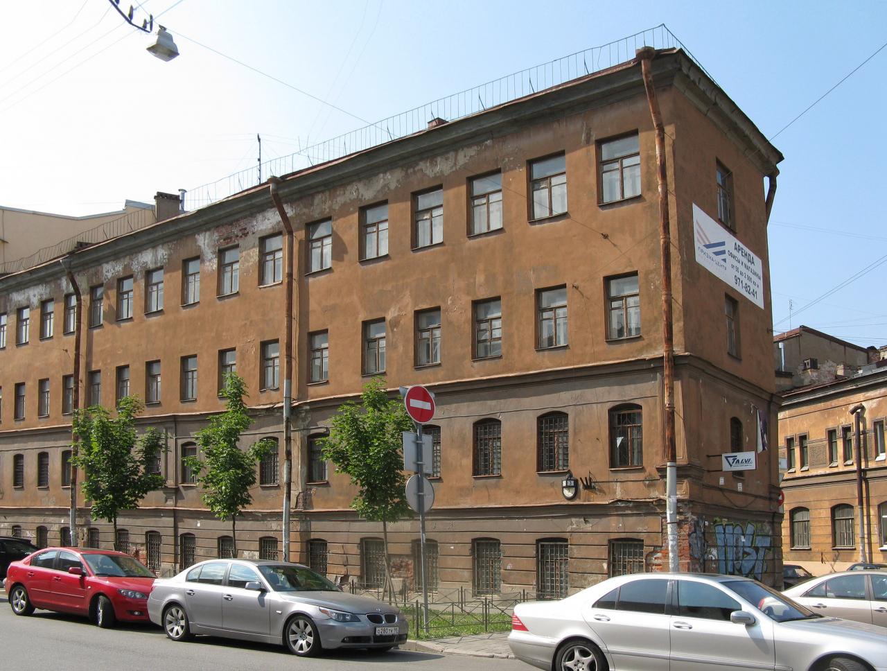 Бывшее общежитие фабрики &laquo;Большевичка&raquo; в Санкт-Петербурге