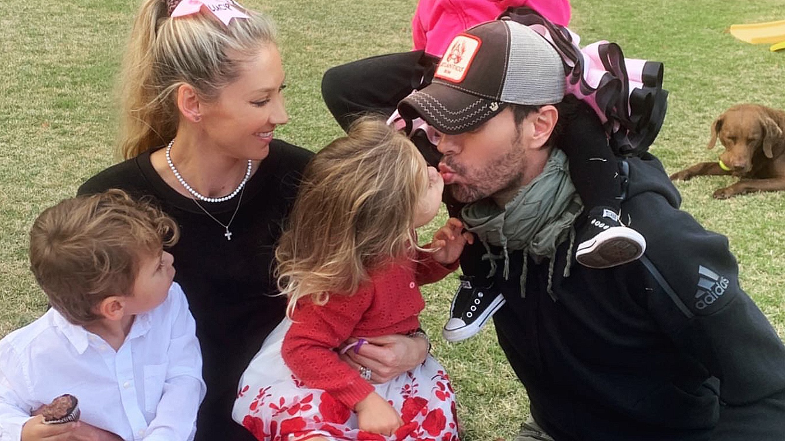 Анна Курникова и Энрике Иглесиас с детьми