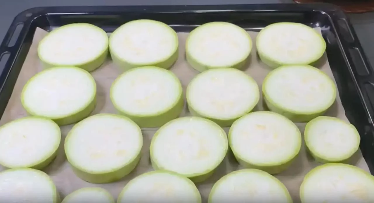 Выложите кабачки на противень