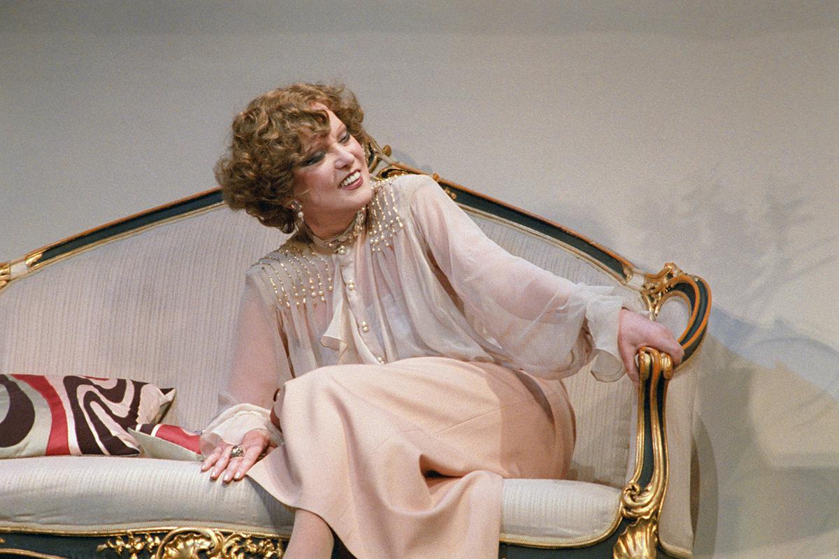 Людмила Гурченко в спектакле «Недосягаемая» по пьесе писателя Сомерсета Моэма, 1997 год