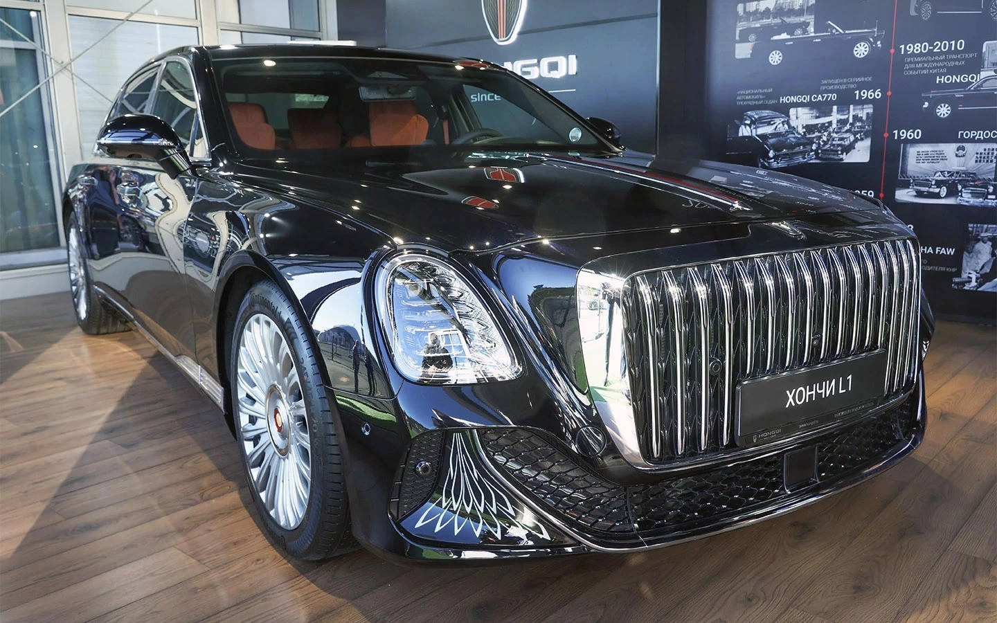 В люксовом сегменте главной новинкой станет лимузин Hongqi L1. Дизайн радикально отличается от прочих моделей Hongqi. Китайцы постарались создать коктейль из ретро-мотивов на современный манер. К слову, в России седан призван заменить немецкие Mercedes-Benz S-Class и BMW 7-Series.