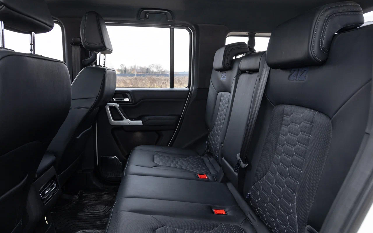 Отдельной похвалы создатели внедорожника заслуживают за внимание к мелочам. Даже на задних сиденьях вышиты фирменные 212. Эта цифра — фактически уже отдельный бренд внутри BAW