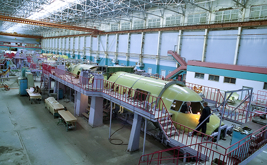 Сборка корпуса серийного самолета Ан-140 в сборочном цеху завода &laquo;Авиакор&raquo;. Архивное фото