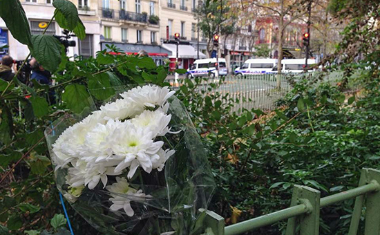 Цветы возле концертного зала Bataclan в Париже