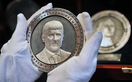 Серебряная монета-медаль с изображением главы Чечни Рамзана Кадырова из коллекции &laquo;Созидатели России&raquo; на фабрике &laquo;Оружейник&raquo;