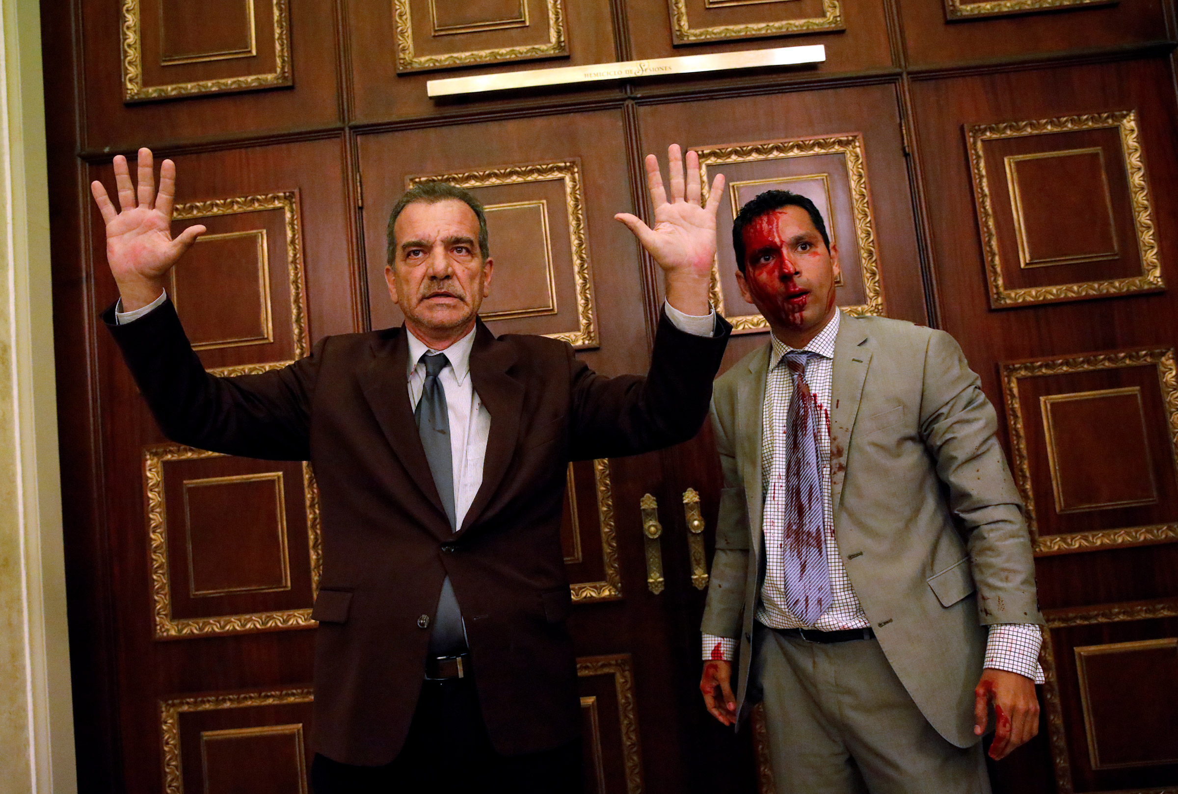 5 июля. Оппозиционный депутат Луис Стефанелли (слева) рядом с оппозиционером Леонардо Регналом, после того&nbsp;как группа сторонников действующей власти ворвалась в здание Национальной&nbsp;ассамблеи, находящееся под контролем оппозиции. Каракас, Венесуэла
