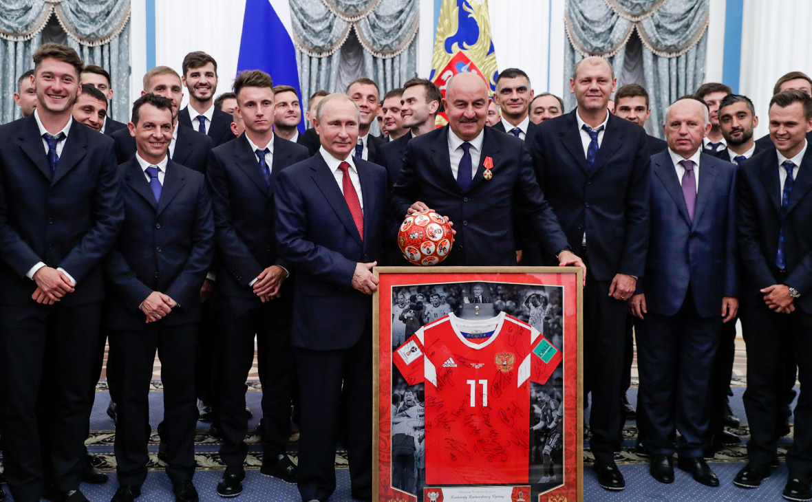 Владимир Путин,&nbsp;Станислав Черчесов (в центре) и игроки сборной России по футболу