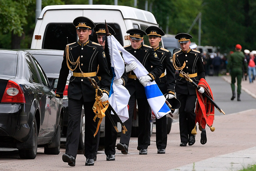 Военнослужащие почетного караула на Серафимовском кладбище