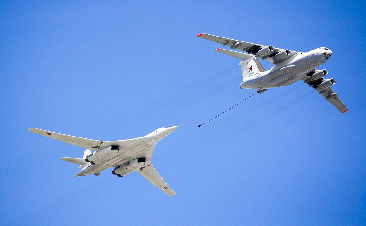 Стратегический бомбардировщик Ту-160 и самолет-заправщик Ил-78