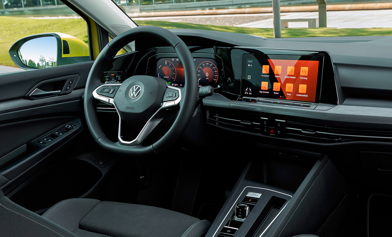 
Volkswagen&nbsp;Golf 8


Топовая комплектация восьмого поколения Volkswagen&nbsp;Golf получила все цифровые блага в виде множества сенсоров, экранов и глянцевых тактильных элементов. Нажать в машине можно разве что на кнопки стеклоподъемников или клавиши на руле&nbsp;&mdash; все остальное управляется через сенсоры и центральный дисплей. Меню медиасистемы организовано по принципу смартфона. Кроме того, в Golf зашит&nbsp;помощник Alexa от компании Google. Машиной также можно управлять со смартфона, а еще она знает протокол обмена аварийной и дорожной информацией Car2x.